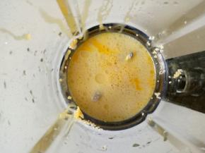 将浸泡好的小米，食用油，蛋黄倒入破壁机中搅打成细腻的米糊