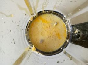 将浸泡好的小米，食用油，蛋黄倒入破壁机中搅打成细腻的米糊