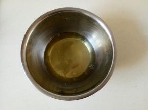 蛋清加几滴柠檬汁去腥，加入白砂糖