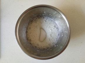 启动打蛋器，打至鱼眼泡加入三分之一细砂糖