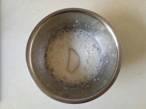 启动打蛋器，打至鱼眼泡加入三分之一细砂糖