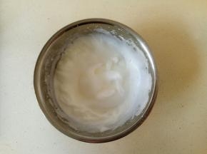 继续用打蛋器打至细腻泡，加入三分之一细砂糖