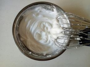 继续打发至蛋白出现纹路，低速打发有阻力，提起打蛋器有小尖角即可