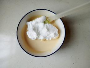 去三分之一蛋白霜加入米糊中翻拌均匀