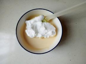 去三分之一蛋白霜加入米糊中翻拌均匀