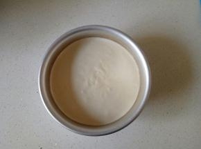 倒入六寸戚风蛋糕模具中，轻震两下，震出气泡