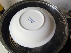 盖上盘子，水开上锅蒸35分钟，关火焖5分钟