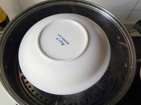盖上盘子，水开上锅蒸35分钟，关火焖5分钟