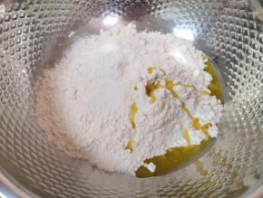 面粉中加入盐和菜籽油混合均匀。