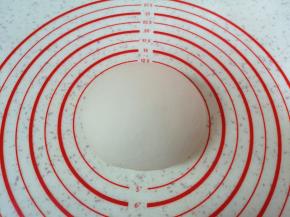 加入温水，先用手打成絮状，倒出来揉成光滑的面团，静置饧半个小时。