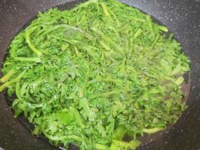 茼蒿洗干净焯水至变色捞出。