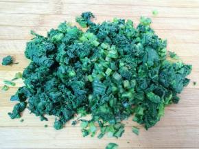 晾凉捏干水分切碎。