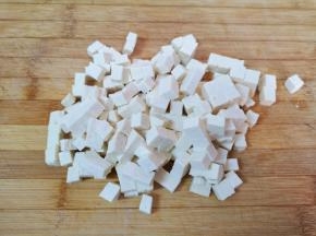 嫩豆腐用水冲洗一下切成小丁。
