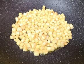 炒锅内倒适量的食用油，下入豆腐丁炒至金黄色，盛出备用。