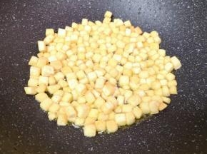 炒锅内倒适量的食用油，下入豆腐丁炒至金黄色，盛出备用。