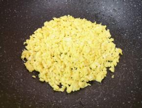 炒锅内继续倒入食用油，鸡蛋打散，倒入蛋液滑炒成型，用铲子敲碎。