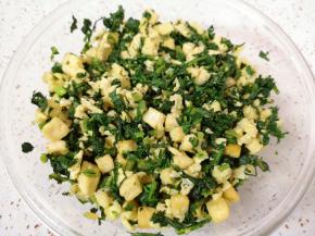 将茼蒿碎、炒好的豆腐丁和鸡蛋碎放在一起。