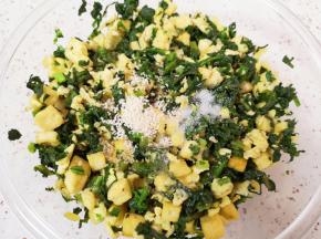 放盐、蘑菇精和香油。
