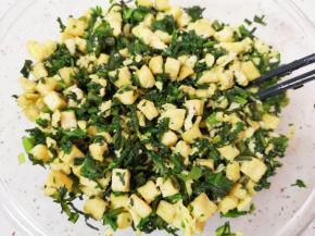 搅拌均匀，菜盒馅就做好了。