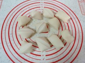 饧好的面团不用揉，取出直接搓成长条状，分成小剂子。