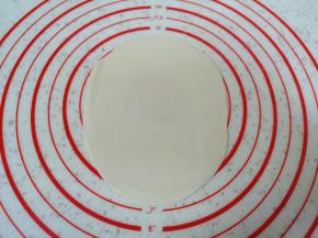 取一个小剂子压扁，擀成椭圆形。