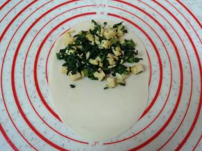 将馅料放在一边（如图）。