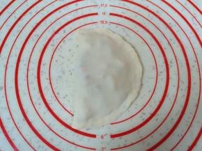 把另一半面皮盖过来，捏紧封口。