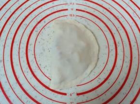 把另一半面皮盖过来，捏紧封口。