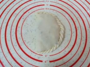 一直到捏完，最后的小角直接折回来压紧，一个花边菜盒子就做好了。