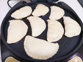 电饼铛上下盘预热，刷上一层食用油，放入做好的菜盒子，菜盒子上面也刷上一层食用油，盖上电饼铛，选择“馅饼”功能启动。