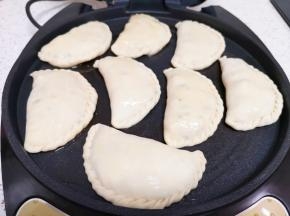 电饼铛上下盘预热，刷上一层食用油，放入做好的菜盒子，菜盒子上面也刷上一层食用油，盖上电饼铛，选择“馅饼”功能启动。