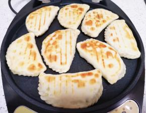 大概6分钟左右，菜盒子就熟了。