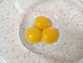 蛋清蛋黄分离(放蛋清蛋黄的容器必须无油无水保持干净），蛋清先放在一边，用手动打蛋器把蛋黄搅打均匀。