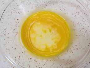 加入水牛奶和玉米油，搅打至蛋黄、水牛奶和玉米油完全融合。