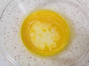 加入水牛奶和玉米油，搅打至蛋黄、水牛奶和玉米油完全融合。