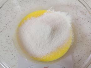 筛入低筋面粉，用手动打蛋器呈“Z”字形来回搅动，切记不要转圈搅拌，以免起筋。