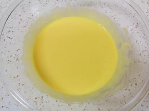 搅动至无干粉无颗粒，食材完全融合(如图），放在一边备用。