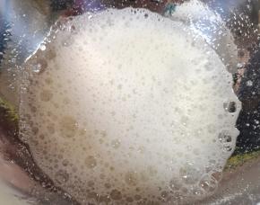 蛋清里面加入几滴柠檬汁，用电动打蛋器打发至粗泡状。