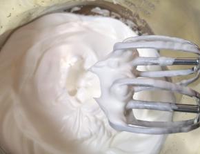 分三次加入细砂糖，将蛋白打发至提起打蛋器，打蛋器上的尖角坚挺竖立不弯。 烤箱上下管150度预热。