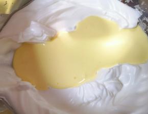 再把混合好的蛋黄糊倒回到剩下的三分之二蛋白里面，以同样的手法继续混合均匀。