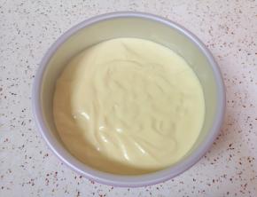 将混合好的蛋糕糊从模具的中间开始倒入模具里面，从高处垂直摔几下震出大气泡。