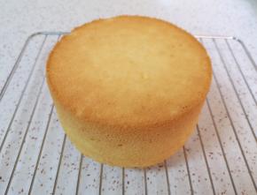 时间到，从烤箱里取出模具(注意烫手)，垂直摔一下震出热气，倒扣在晾网上，凉透之后反过来脱模。