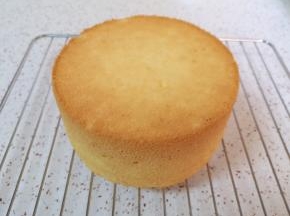 时间到，从烤箱里取出模具(注意烫手)，垂直摔一下震出热气，倒扣在晾网上，凉透之后反过来脱模。