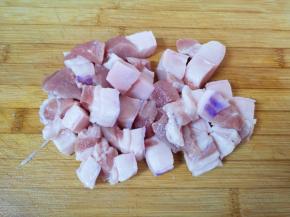 新鲜五花肉用凉水浸泡一个小时以上，洗干净切成块。