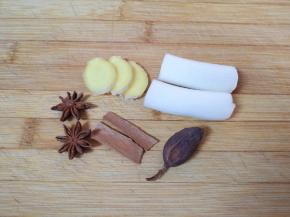 准备好葱姜香料。