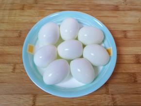 鸡蛋煮熟剥皮备用。