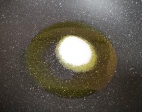 炒锅内倒入食用油，加入白砂糖。