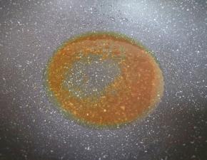 小火炒至深棕色。