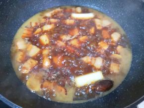 加入盐和生抽翻炒均匀，加入开水烧开。