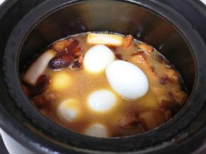 连肉带汤一起倒入砂锅，放入鸡蛋再次烧开，盖上锅盖小火炖煮90分钟。